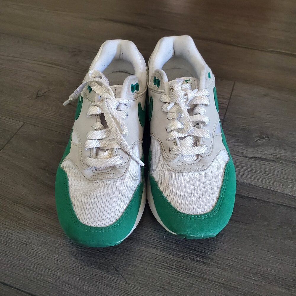 Womens Size 8 Nike Air Max 1s